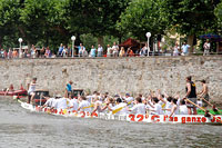 Spannende Rennen auf der Lahn, die Zuschauer feuern vom Ufer aus an